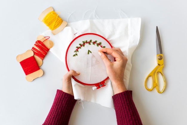 osoba haftująca ręcznie